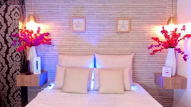 Snapshot of Catalina-Thompson chatting on 10-21-25, 11:55 Catalina-Thompson online show from 10-21-25, 11:55