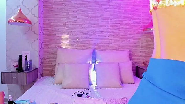 Snapshot of Catalina-Thompson chatting on 11-02-25, 12:07 Catalina-Thompson online show from 11-02-25, 12:07