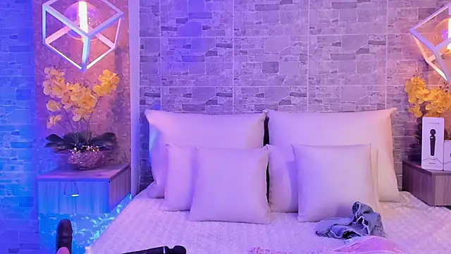 Snapshot of Catalina-Thompson chatting on 11-08-25, 12:16 Catalina-Thompson online show from 11-08-25, 12:16