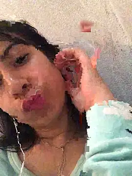 Snapshot of Salwa-32 chatting on 10-17-25, 11:40 Salwa-32 online show from 10-17-25, 11:40
