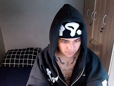 Snapshot of Sweet_Guy_tattoo chatting on 11-09-25, 05:28 Sweet Guy tattoo online show from 11-09-25, 05:28