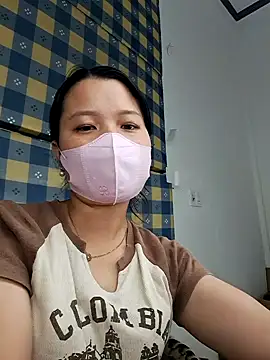 Snapshot of GinnaLa chatting on 10-28-25, 01:53 GinnaLa online show from 10-28-25, 01:53