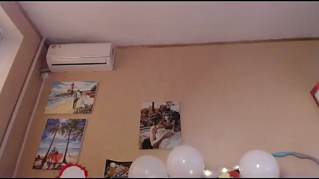 Snapshot of GloriaUpperLove chatting on 09-25-25, 06:17 GloriaUpperLove online show from 09-25-25, 06:17