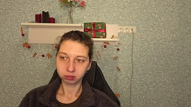 CuteEllii online show from 12-15-25, 05:23