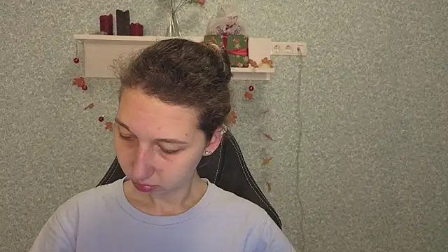 CuteEllii online show from 12-23-25, 05:16