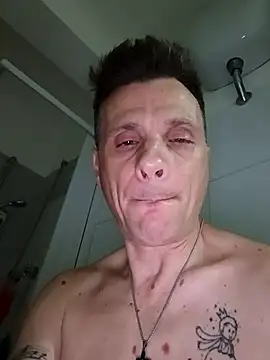 Snapshot of OffshoreCenterline3 chatting on 10-22-25, 02:01 OffshoreCenterline3 online show from 10-22-25, 02:01