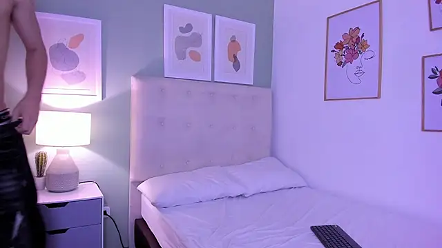 ApoloRicci online show from 12-17-25, 08:37