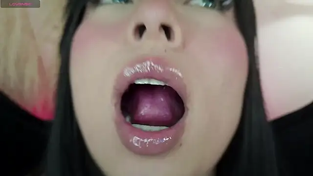 Snapshot of mia_roux1 chatting on 06-12-26, 01:15 mia roux1 online show from 06-12-26, 01:15