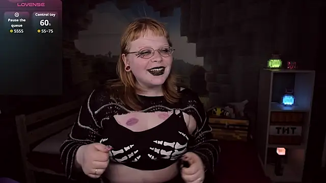 Snapshot of LottieReed chatting on 10-24-25, 05:42 LottieReed online show from 10-24-25, 05:42