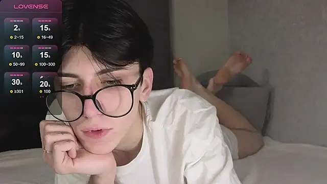 Oliver star boy  online show from 12-21-25, 10:28