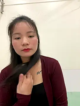 Snapshot of Bee_Yellow00 chatting on 10-24-25, 04:53 Bee Yellow00 online show from 10-24-25, 04:53