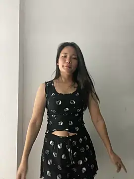 Snapshot of Bee_Yellow00 chatting on 10-27-25, 08:24 Bee Yellow00 online show from 10-27-25, 08:24