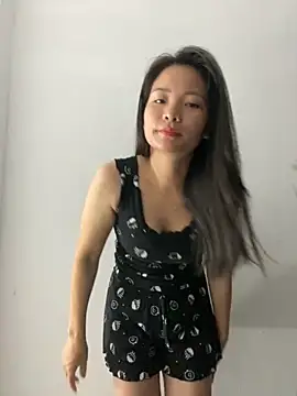 Snapshot of Bee_Yellow00 chatting on 10-29-25, 05:14 Bee Yellow00 online show from 10-29-25, 05:14