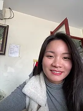 Bee Yellow00 online show from 12-18-25, 03:56