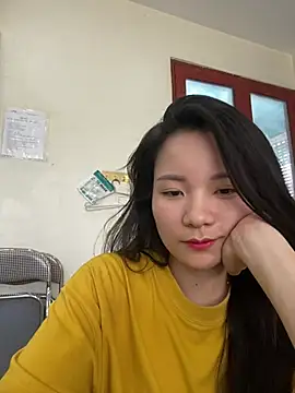 Bee Yellow00 online show from 06-13-26, 04:32