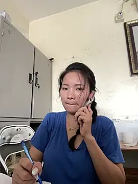 Bee Yellow00 online show from 07-18-26, 02:38
