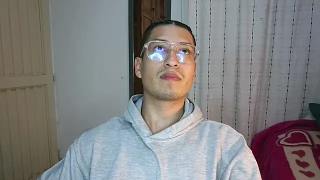 Snapshot of estebaaan___ chatting on 10-28-25, 04:27 estebaaan    online show from 10-28-25, 04:27