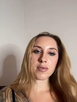 Snapshot of LaraHorneyy chatting on 10-24-25, 05:09 LaraHorneyy online show from 10-24-25, 05:09