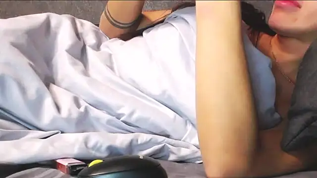 velvetveyraX online show from 04-10-26, 05:17