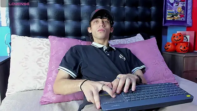 Snapshot of Khalid16_ chatting on 10-30-25, 01:56 Khalid16 online show from 10-30-25, 01:56