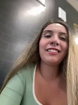 Snapshot of sarah_honey__ chatting on 05-20-26, 02:34 sarah honey online show from 05-20-26, 02:34