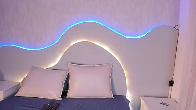 EmiliClarke online show from 01-17-26, 04:43