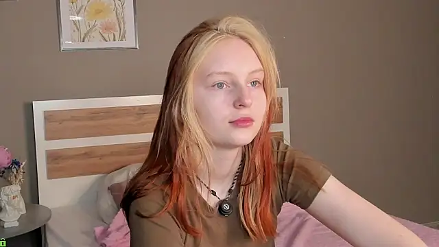 Snapshot of AngelWisee chatting on 06-26-26, 03:11 AngelWisee online show from 06-26-26, 03:11
