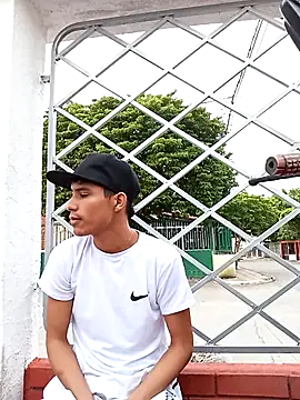 Snapshot of damian_fort1 chatting on 10-31-25, 10:49 damian fort1 online show from 10-31-25, 10:49