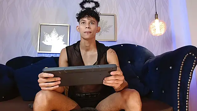 KamiSuarez online show from 11-08-25, 01:22