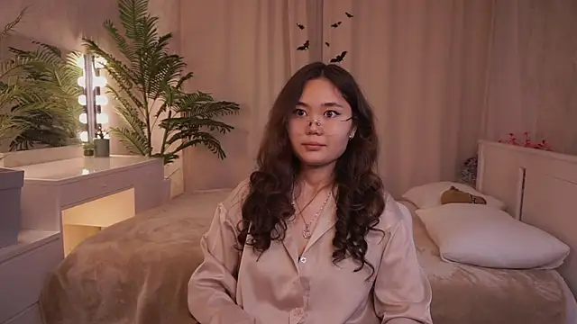 LeanoraBierod online show from 10-30-25, 01:45