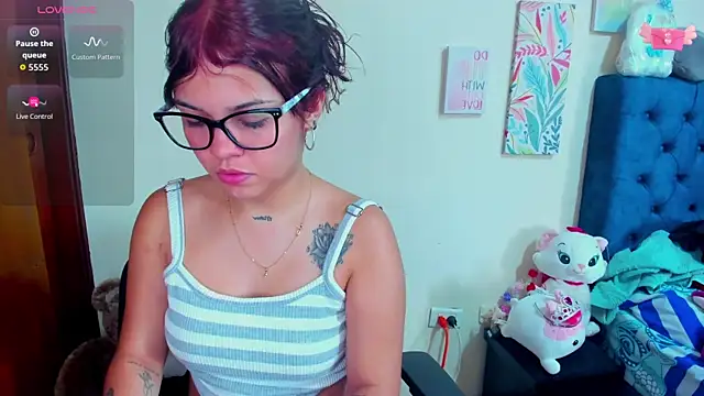 Emma boo online show from 10-31-25, 03:24