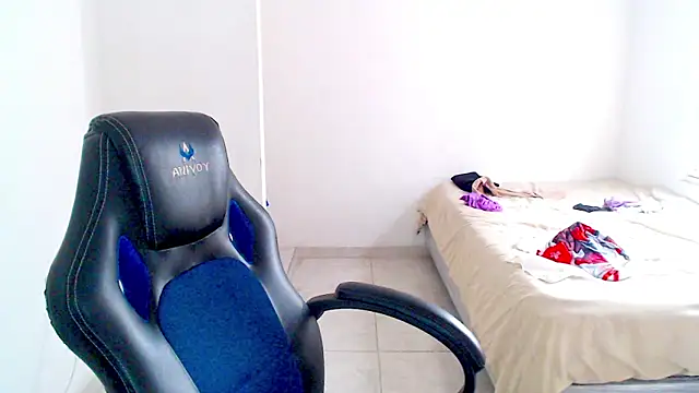 Snapshot of blumblum333 chatting on 11-05-25, 08:20 blumblum333 online show from 11-05-25, 08:20