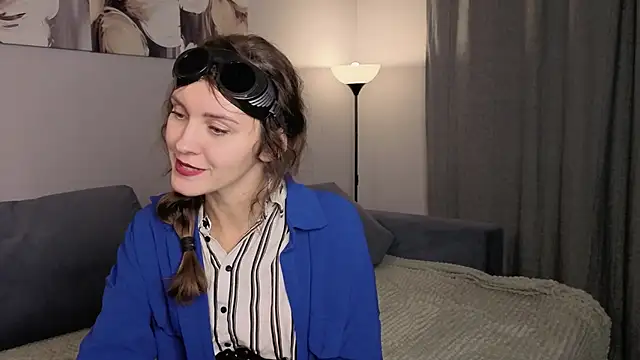 Snapshot of LauraYoungg chatting on 10-30-25, 07:47 LauraYoungg online show from 10-30-25, 07:47