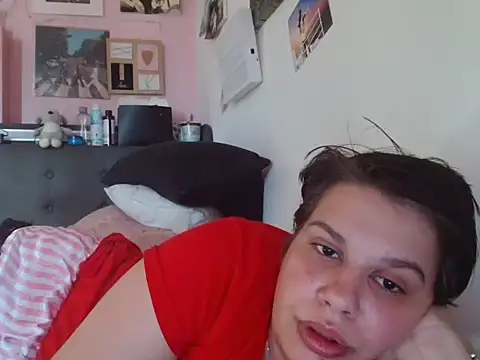 Snapshot of Carolineisback chatting on 05-24-26, 04:56 Carolineisback online show from 05-24-26, 04:56