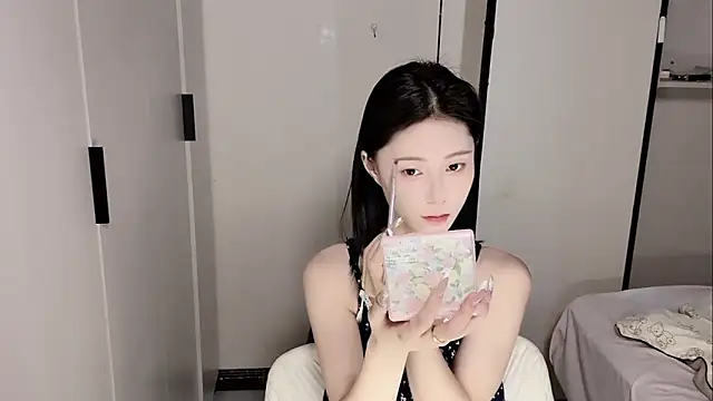 Snapshot of yuyu-33 chatting on 05-09-26, 05:12 yuyu-33 online show from 05-09-26, 05:12