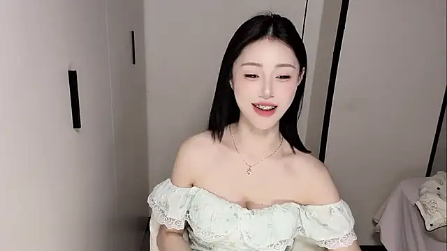 Snapshot of yuyu-33 chatting on 05-11-26, 02:45 yuyu-33 online show from 05-11-26, 02:45