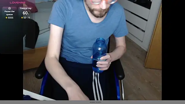 Snapshot of Guttermann chatting on 11-05-25, 08:53 Guttermann online show from 11-05-25, 08:53