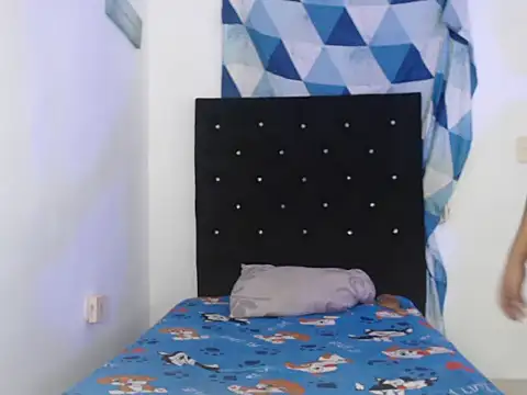 Snapshot of zoelittle3 chatting on 10-31-25, 01:17 zoelittle3 online show from 10-31-25, 01:17