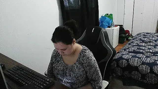 GlitterAuburn online show from 04-29-26, 03:05