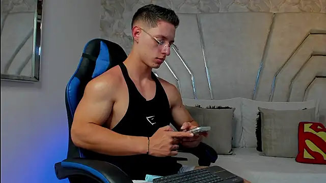 MAXTHOMSON online show from 03-18-26, 01:31