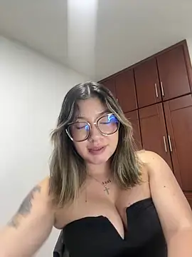 Snapshot of Eve_Miiller chatting on 05-08-26, 05:24 Eve Miiller online show from 05-08-26, 05:24
