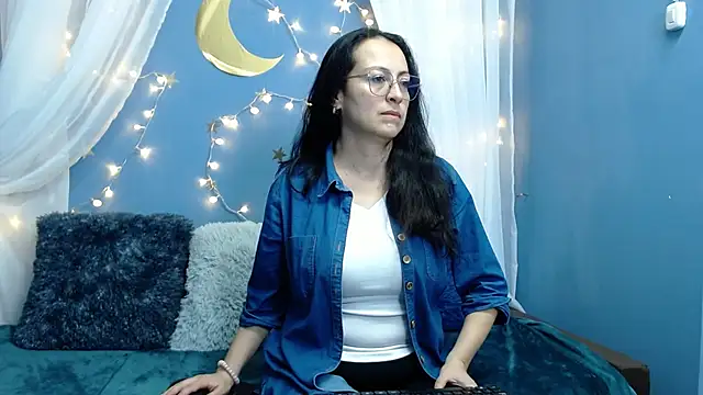 Lauryn Jones online show from 12-18-25, 04:57