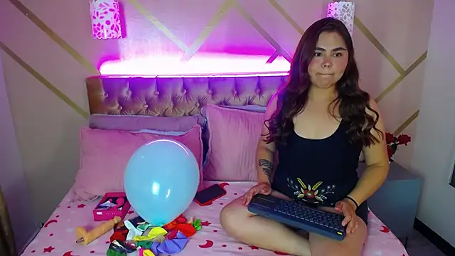 Snapshot of Phamela_Holter chatting on 11-10-25, 06:40 Phamela Holter online show from 11-10-25, 06:40