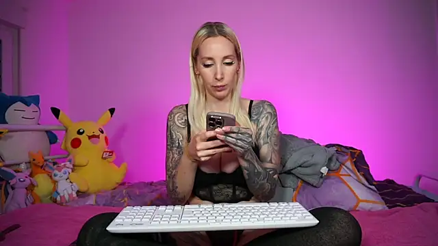 StellaCinderella online show from 11-18-25, 02:32