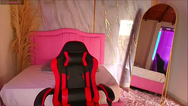 Snapshot of sarahrousse_ chatting on 11-08-25, 01:00 sarahrousse online show from 11-08-25, 01:00