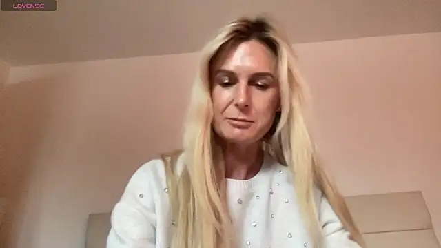 Snapshot of Alexis_Newick chatting on 11-06-25, 03:35 Alexis Newick online show from 11-06-25, 03:35