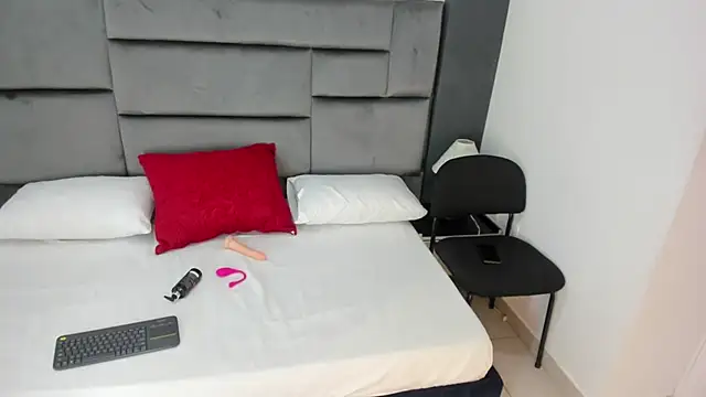 Snapshot of CatleyaSmith chatting on 12-15-25, 12:09 CatleyaSmith online show from 12-15-25, 12:09