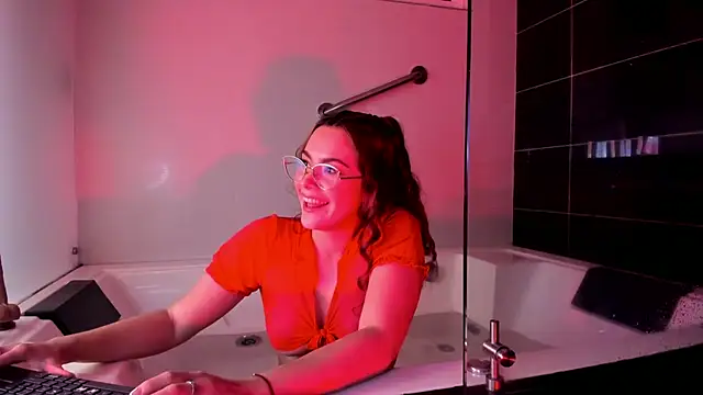 Snapshot of SaraAlvarezx chatting on 06-21-26, 05:10 SaraAlvarezx online show from 06-21-26, 05:10