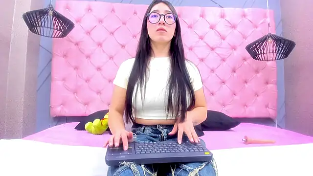 Mia Horney online show from 01-14-26, 12:22