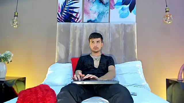 NicolasRey1 online show from 11-13-25, 04:22